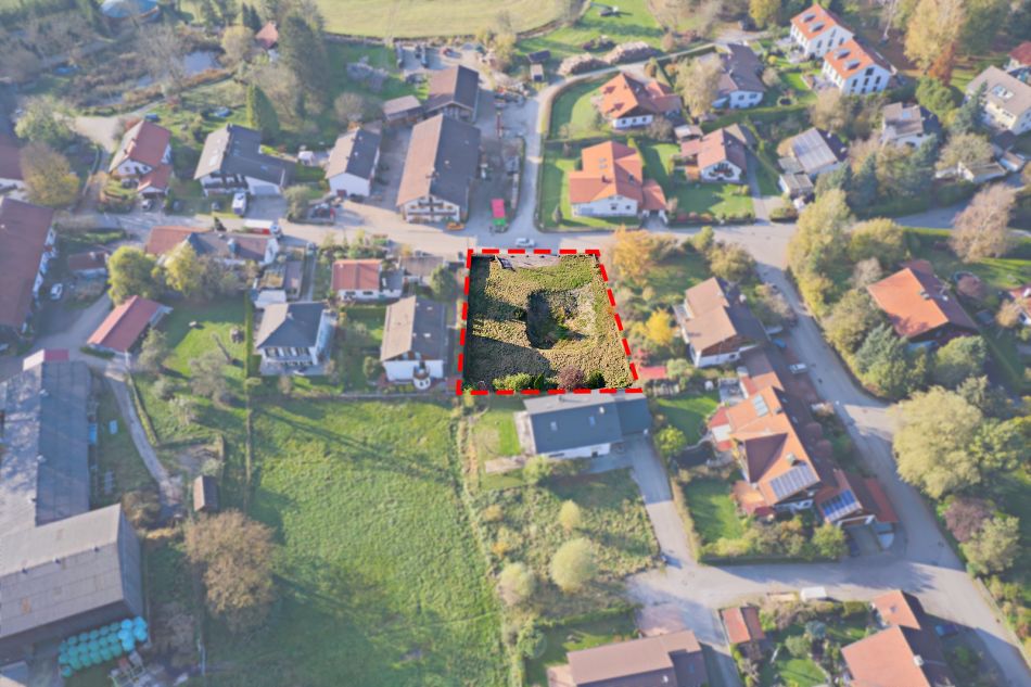 Naturnahes Grundstück in Berg-Bachhausen – Baugenehmigung inklusive!