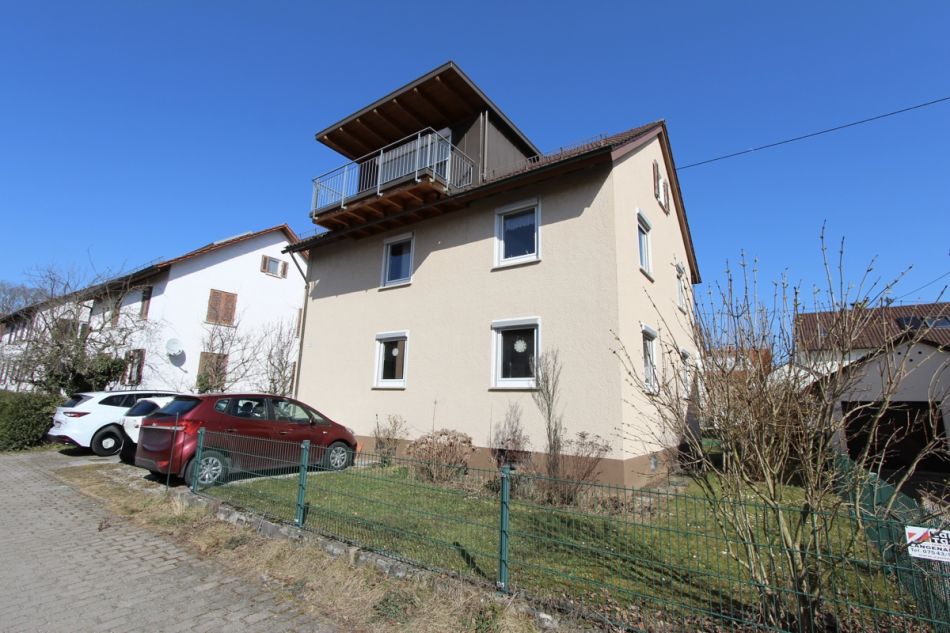 Freistehendes 2-Familien-Haus mit Garage und drei KFZ-Stellplätzen