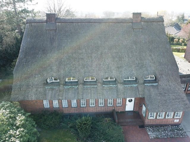 Immobilie in Hohenwestedt - Imposantes Reetdachanwesen mit großzügigem Praxisanbau in 24594 Hohenwestedt - Bild 2