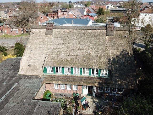 Immobilie in Hohenwestedt - Imposantes Reetdachanwesen mit großzügigem Praxisanbau in 24594 Hohenwestedt - Bild 1