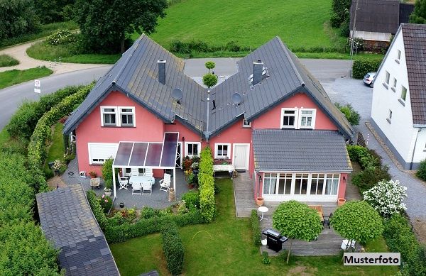 Einfamilien-Doppelhaushälfte mit Garage und Gartenhaus