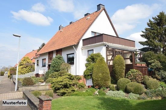 Freistehendes Einfamilienhaus nebst Einlieger, Garage und Carport
