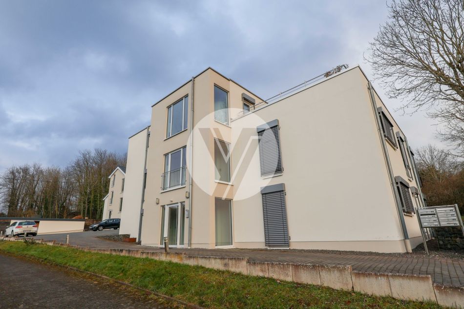 Attraktive Erdgeschosswohnung mit Gartenanteil in gefragter Höhenlage // überdachte Terrasse // 1 Stellplatz // inkl. EBK // vermietet