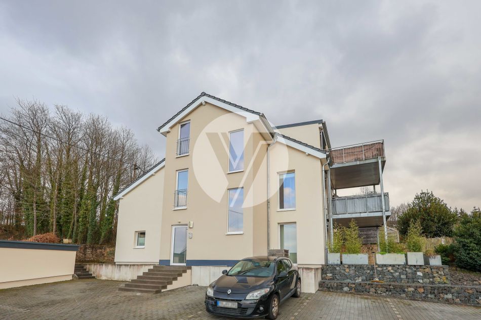Großflächig geschnittene und attraktive Obergeschosswohnung in gefragter Höhenlage // Balkon // 2 Stellplätze // inkl. EBK // vermietet