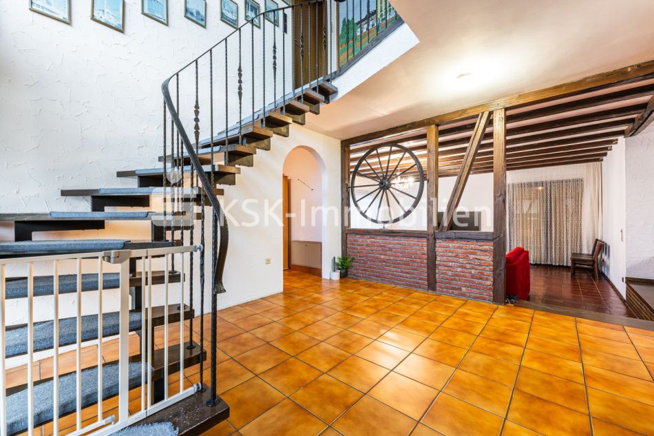 Immobilie in Brühl - Freistehendes Zweifamilienhaus mit viel Platz und großem Garten. - Bild 2