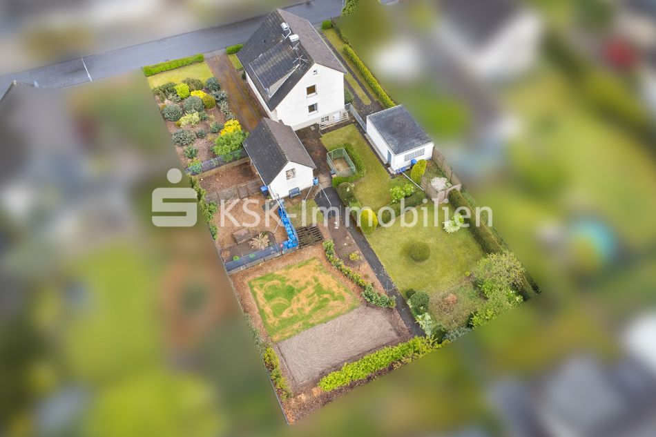 Großzügiges, sonnenverwöhntes Grundstück mit Zweifamilienhaus für kreative Sanierer.