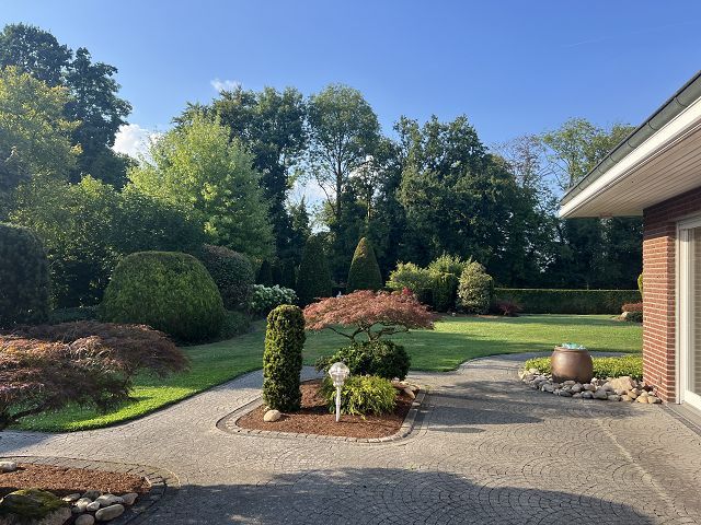 Immobilie in Ennigerloh - Repräsentatives Einfamilienhaus mit parkähnlichem Garten im Golddorf Enniger! - Bild 2