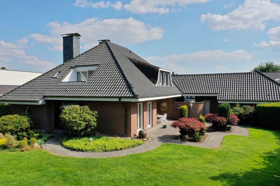 Immobilie in Ennigerloh - Repräsentatives Einfamilienhaus mit parkähnlichem Garten im Golddorf Enniger! - Bild 1