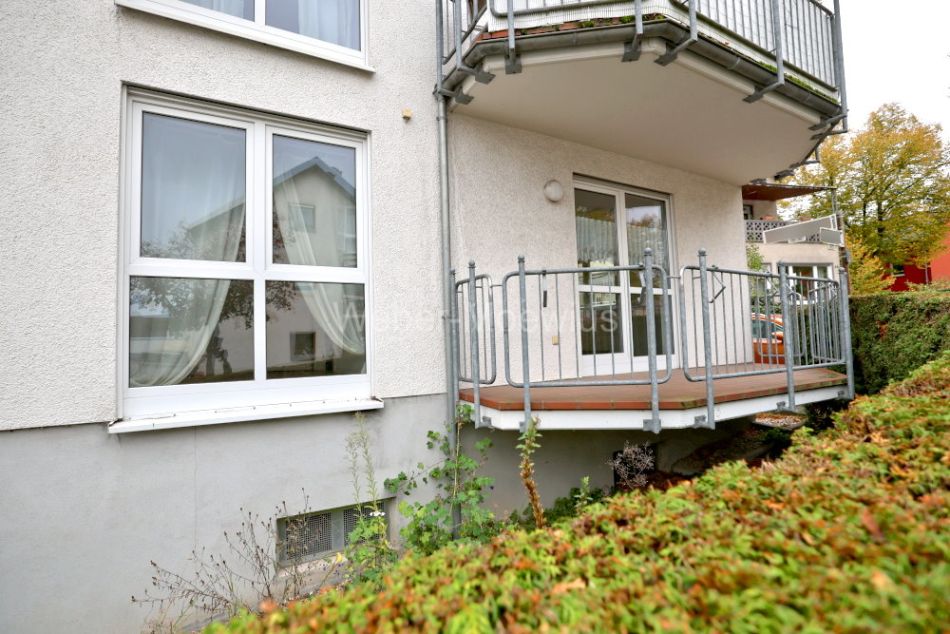 2-Zimmer-Wohnung mit überd. SW-Balkon und TG-Stellplatz / sehr gepflegt + hell in zentraler Lage